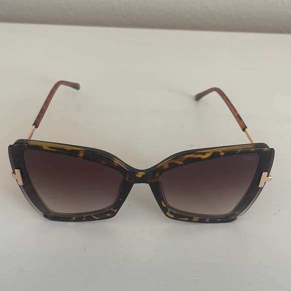 cat eye sunnies! - Picture 2 of 3